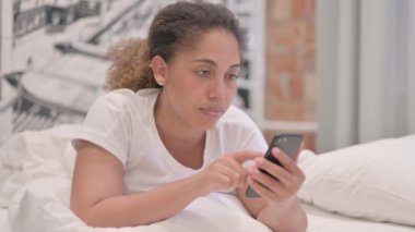 Afrika kökenli Amerikalı Kadın Akıllı Telefonla Zaferi Kutlarken Karnının üstüne Uzanıyor