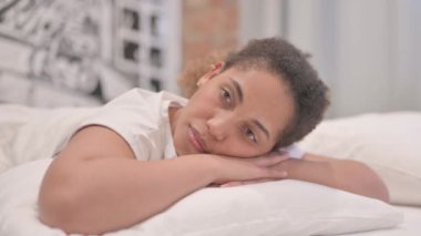 Dalgın Afrikalı Amerikalı Kadın Yatakta Midesinin üstünde Uzanıyor