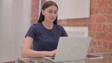 Laptop 'ta çalışan genç Latin Kadın