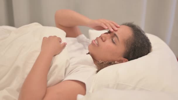 Widok Boku Afroamerykanka Bólem Głowy Łóżku — Wideo stockowe
