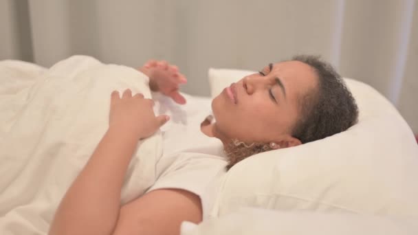 침대에 치통을 아프리카 미국인 여자의 — 비디오