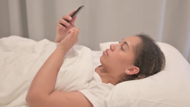 Vista Lateral Mulher Afro Americana Usando Smartphone Cama — Vídeo de Stock