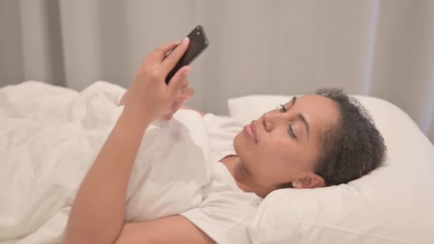 Side View Van Afro Amerikaanse Vrouw Vieren Succes Smartphone Bed — Stockvideo