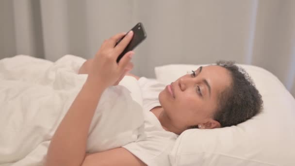 Widok Boku Afroamerykanki Zdenerwowany Stratą Telefonu Łóżku — Wideo stockowe