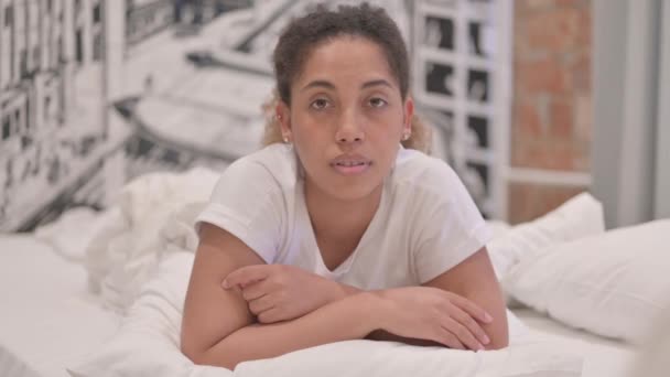Komoly Afro Amerikai Fekszik Ágyban Hason Nézi Kamera — Stock videók