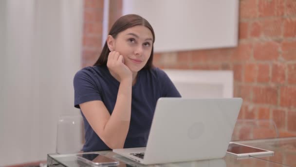 Mujer Latina Joven Pensando Trabajando Ordenador Portátil — Vídeos de Stock