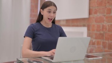 Laptop 'ta Başarı Kutlaması Genç Latin Kadın