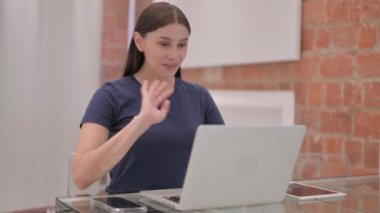 Genç Latin Kadın Bilgisayarda Video Sohbeti Yapıyor