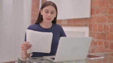 Genç Latin Kadın Laptop 'ta çalışırken Kayıp Raporundan Şok Oldu