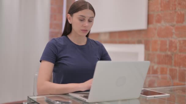Jonge Latina Vrouw Geschokt Door Online Loss Laptop — Stockvideo