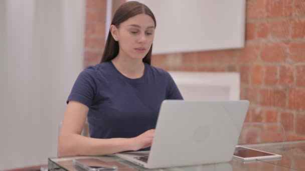 Thumbs Young Latina Woman Working Laptop — Stock Video