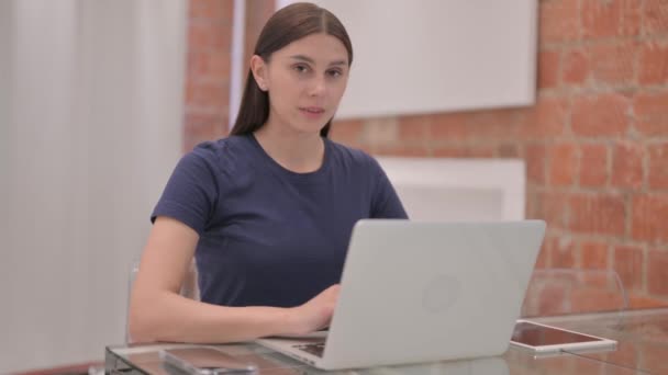 Giovane Donna Latina Che Punta Dito Mentre Lavora Sul Computer — Video Stock