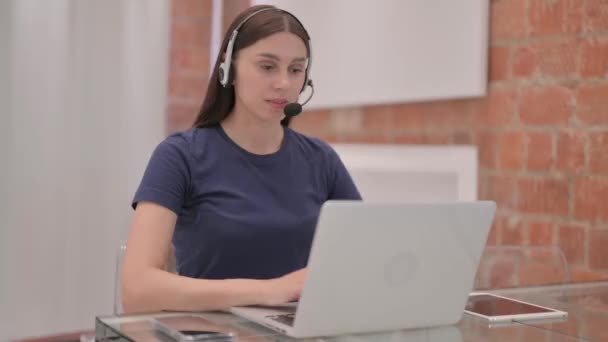 Mujer Latina Joven Con Auriculares Escribiendo Ordenador Portátil — Vídeos de Stock