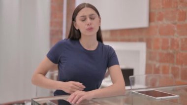 Sırtı Ağrıyan Genç Latin Kadın Evde Oturuyor