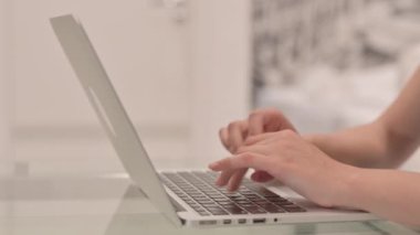 Laptop 'ta Yazan Genç Latin Kadının Kapanışı