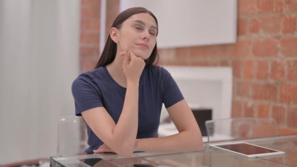 Thoughtful Young Latina Woman Thinking New Idea — Stock Video