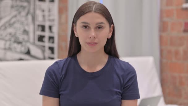 Portretul Unei Tinere Latine Care Scutură Capul Acceptare — Videoclip de stoc