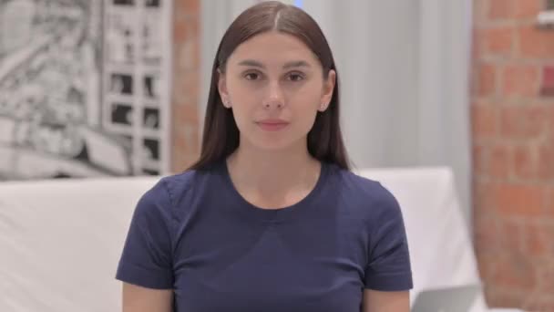 Fiatal Latina Portréja Ahogy Kamerára Mutat — Stock videók