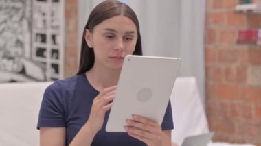 Tabletteki Kayıp Genç Latin Kadın Portresi