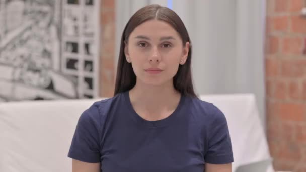 Portrét Nemocné Mladé Latinky Žena Kašlání Doma — Stock video