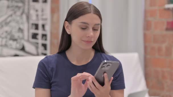Retrato Mujer Latina Joven Usando Smartphone — Vídeo de stock