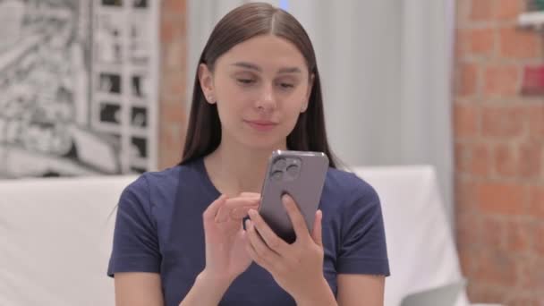 スマートフォン上の損失によってショックを受けた若いラティーナ女性の肖像 — ストック動画