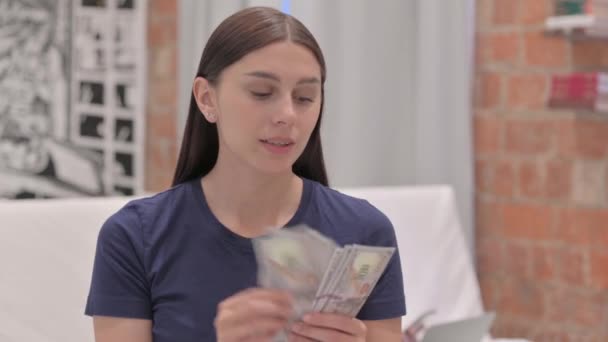 Portrait Jeune Femme Latina Comptant Des Dollars Faisant Argent — Video