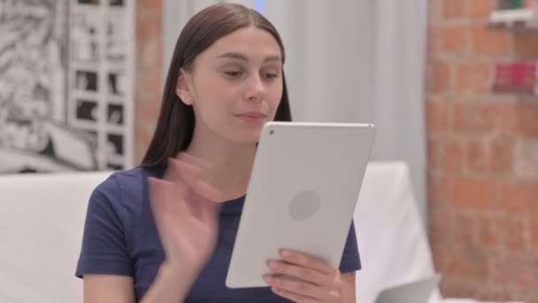 若いラティーナ女性の肖像 タブレット上でビデオチャットを行う — ストック動画
