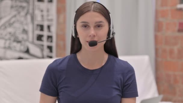 Duimen Omhoog Door Jonge Latina Vrouw Met Headset Call Center — Stockvideo