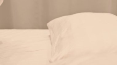 Yatağa Giden Yorgun Genç Latin Kadın Görünümü