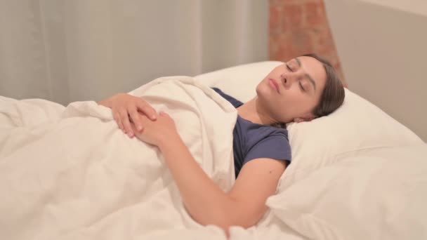 Втомлена Молода Латина Спить Ліжку Вдома — стокове відео