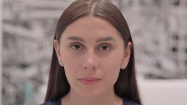 Gros Plan Serious Young Latina Woman Face — Video