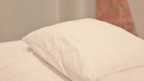 Mujer Latina Joven Cansada Acostada Cama Para Dormir — Vídeos de Stock