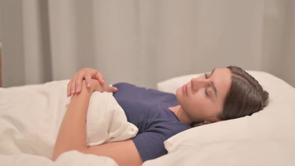 Vista Lateral Jovem Mulher Latina Dormindo Cama — Vídeo de Stock