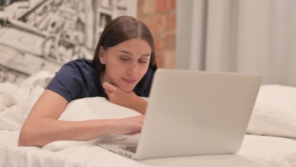 Tineri Latina Femeie Sărbătorește Succesul Laptop Timp Minte Stomac Pat — Videoclip de stoc