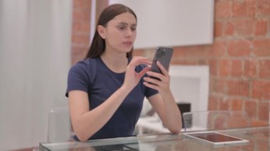 Genç Latin Kadın Akıllı Telefonla Şok Oldu