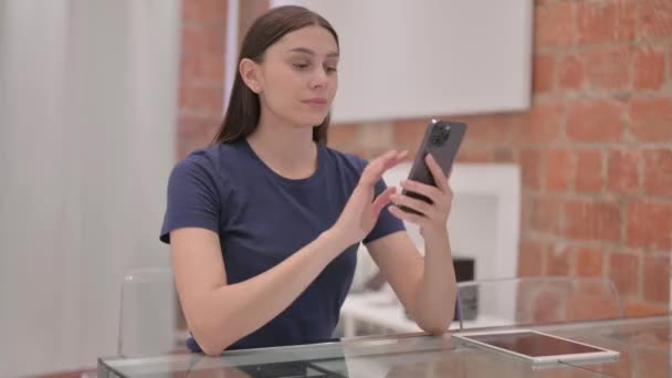 Νεαρή Λατίνα Γυναίκα Χρησιμοποιώντας Smartphone Στο Χώρο Εργασίας — Αρχείο Βίντεο
