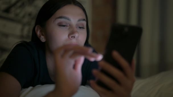 Mujer Latina Joven Hojeando Smartphone Cama Por Noche — Vídeos de Stock