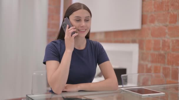 在智能手机上说话的年轻拉丁女人 — 图库视频影像