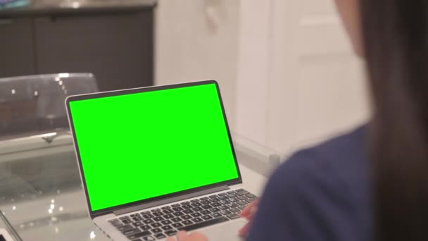 緑の画面のラップトップを使用して若いラティーナ女性 — ストック動画