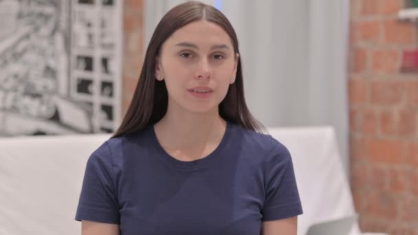 Portrait Bâillement Jeune Latina Femme Dans Besoin Repos — Video