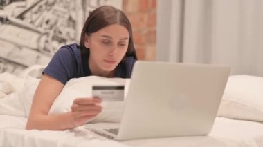 Genç Latin Kadın İnternette Laptop 'ta Yatakta Mide Üzerine Yatarken