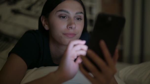 Närbild Unga Latina Kvinna Med Hjälp Smartphone Natten Sängen — Stockvideo
