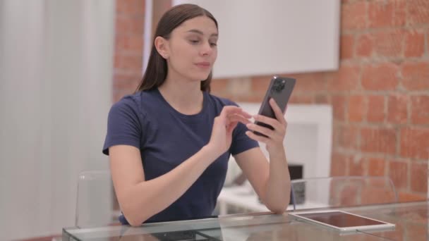 Mujer Latina Joven Usando Smartphone Trabajo — Vídeos de Stock