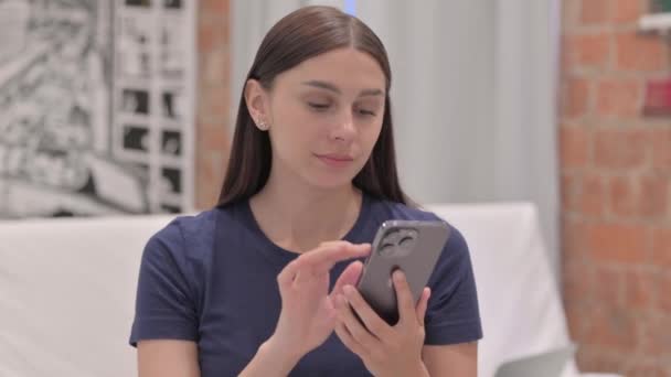 Ritratto Giovane Donna Latina Che Celebra Successo Smartphone — Video Stock