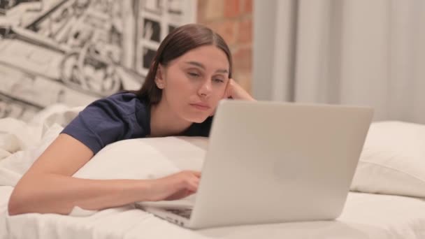 Молода Латина Шокована Втратою Ноутбука Лежачи Стомаху Ліжку — стокове відео