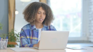 Laptop 'ta Genç Afrikalı Kadın' dan Online Video Sohbeti