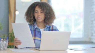 Genç Afrikalı Kadın ve Belgeler ve Laptop Üzerinde Çalışmalar