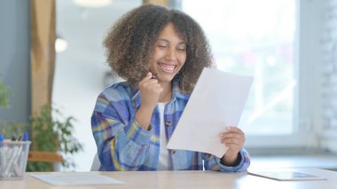 Genç Afrikalı Kadın Sözleşmeyi Okurken Kutluyor