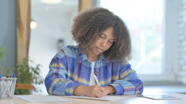 Genç Afrikalı Kadın Evrak Çalışıyor, Belgeleri Kontrol Ediyor